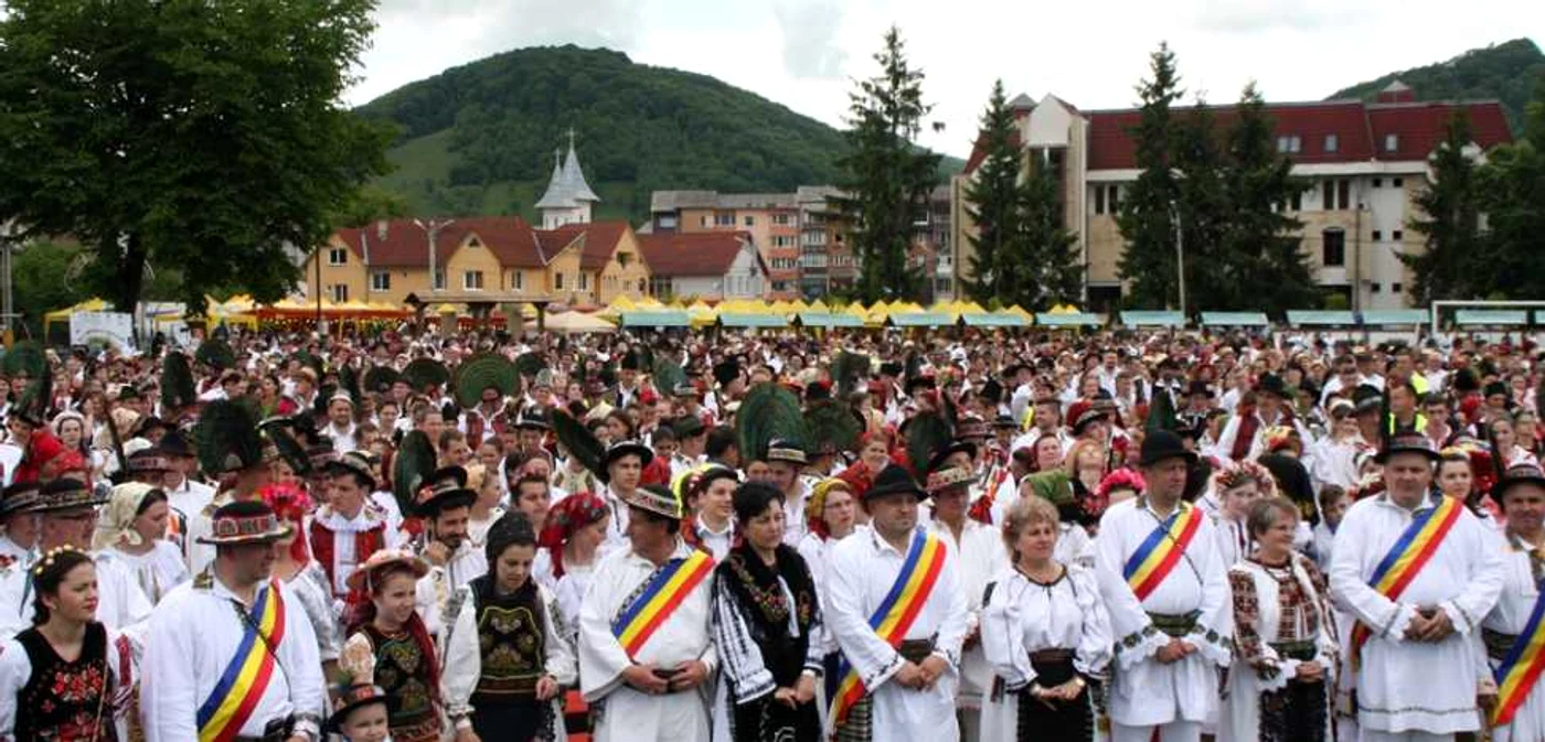 Peste 9.700 de oameni s-au adunat la Năsăud pe un stadion pentru a intra în Cartea Recordurilor FOTO: Bianca Sa