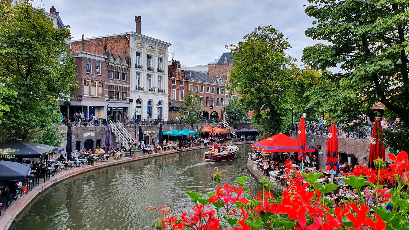 Utrecht are peste 700 de pivnițe sub nivelul străzii transformate în cafenele și restaurante 