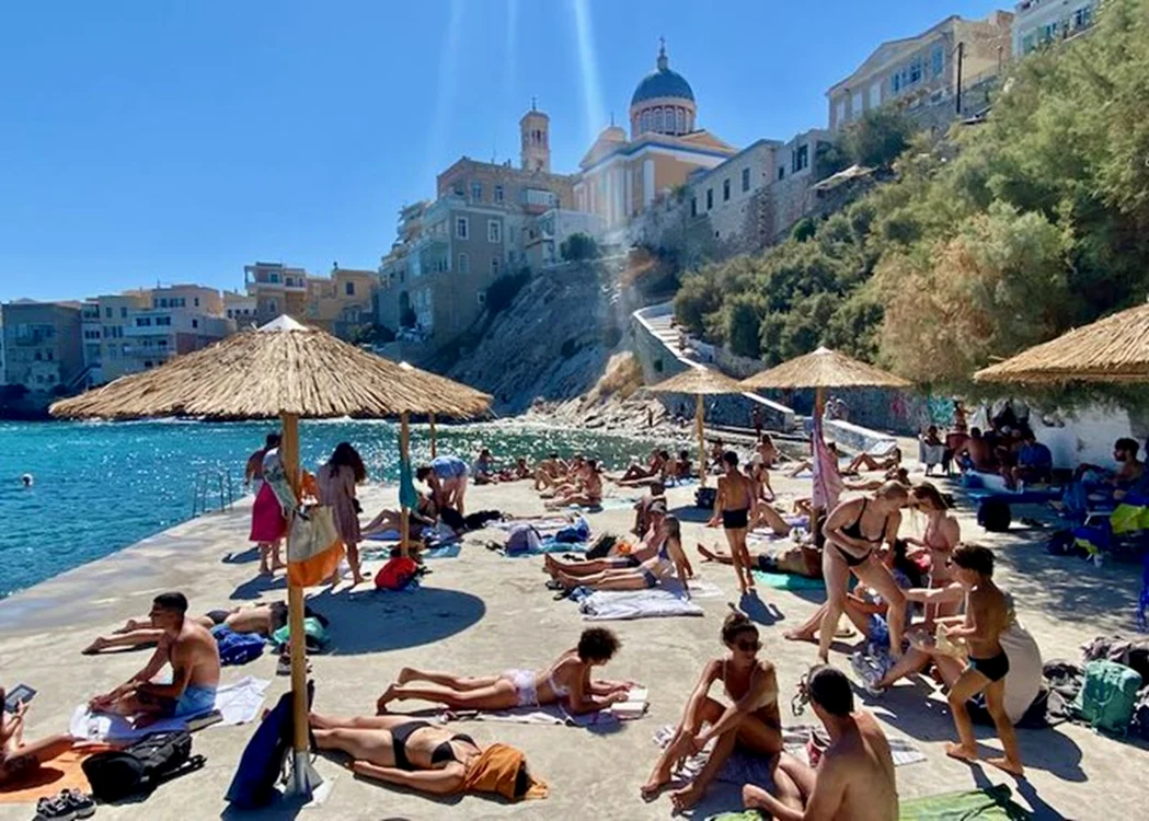 Plajă pe insula grecească Syros. Foto: Greek City Times