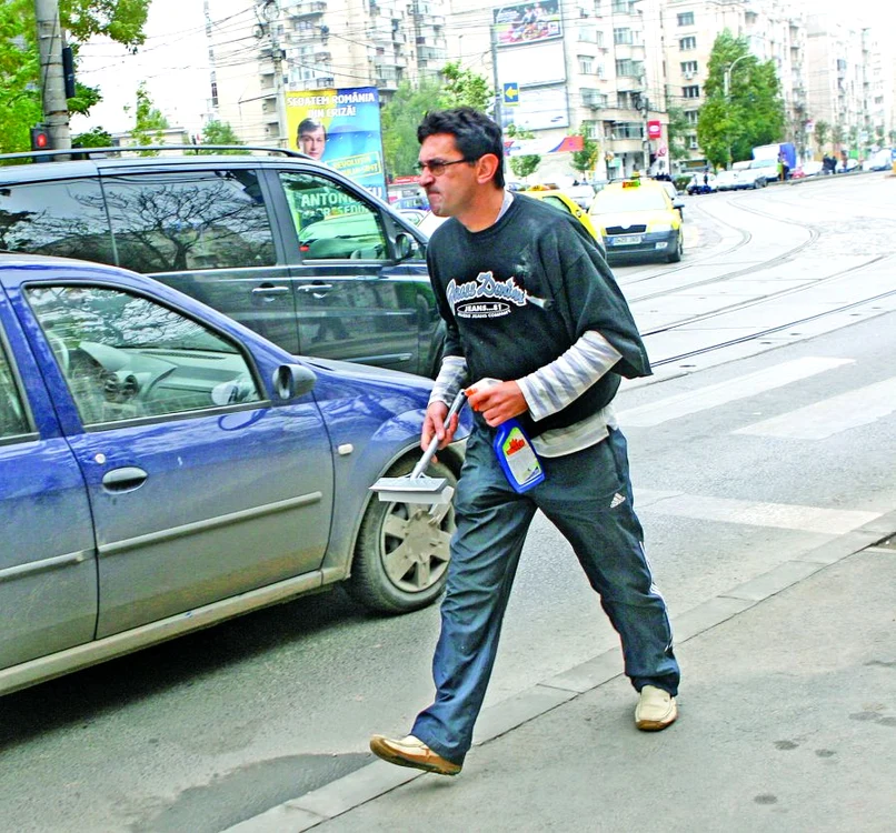 
    Emil,  reporterul Click!, a fost spălător de  parbrize pentru o zi  