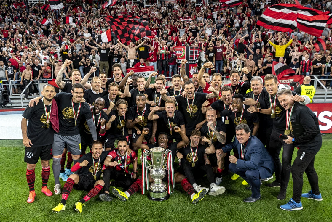 
    Jucătorii și fanii lui Honved s-au îngrămădit pentru fotografia cu trofeulFoto: EPA-EFE  