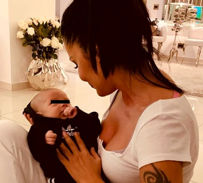 
    Oana Zăvoranu a creştinat un bebeluş Foto: arhivă personală  