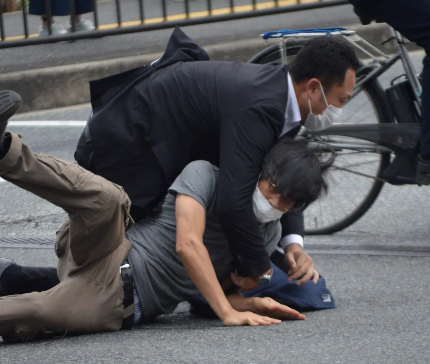 Ucigașul lui Shinzo Abe, imobilizat. FOTO AFP
