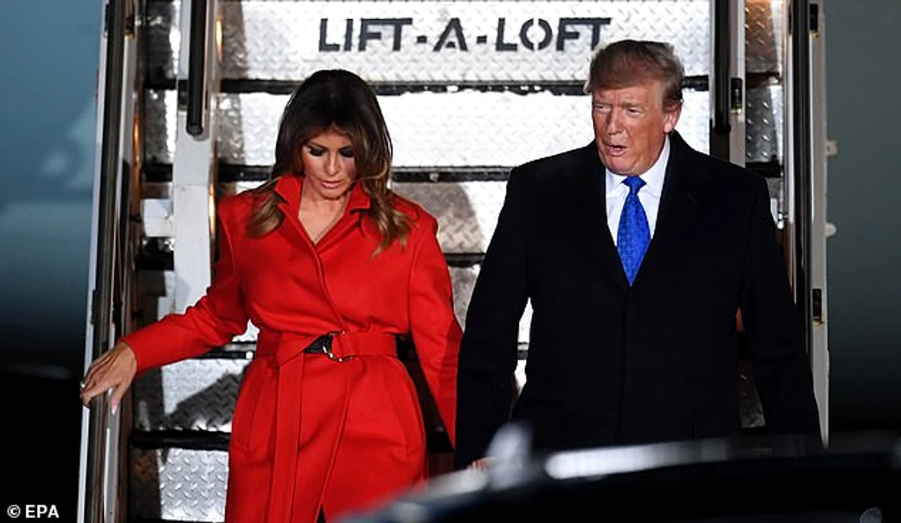 
    Melania Trump a coborât din avion într-un palton roșu care a furat toate privirileFoto: EPA  