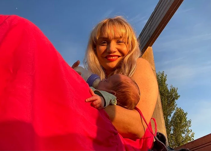 Cristina Cioran și fetița sa