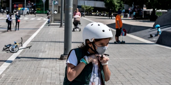 Copii si parinti la plimbare / joaca in Spania FOTO Guliver / Getty Images