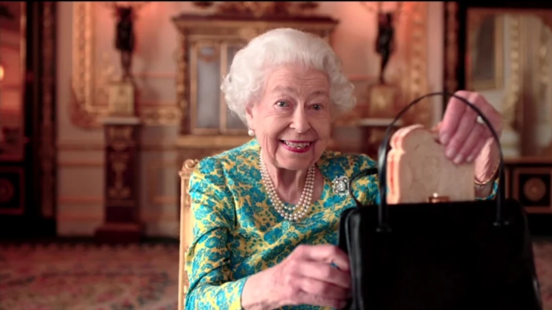 regina elisabeta a II a ursuletul paddington webp