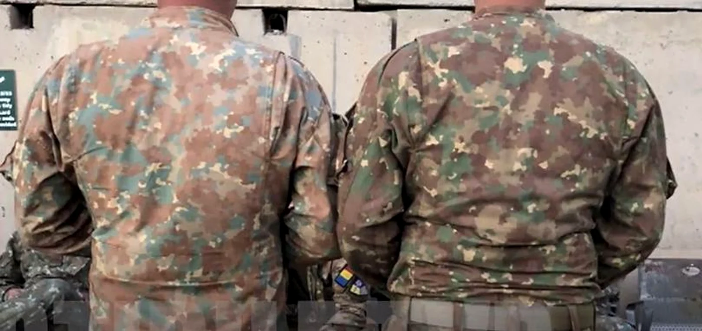 
    Noile uniforme ale militarilor români din Afganistan se decolorează ușor, se scămoșează repede și intră la apăFOTO: stiritvr.ro  
