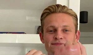 De Jong s a ales cu mâna dublă după ce a fost înțepat de albină jpeg