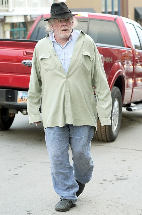 
    De nerecunoscut! Nick Nolte  poartă două cămăşi cu două  numere mai mari, pantofi  scâlciaţi şi blugi murdari  ce stau să cadă de pe el   