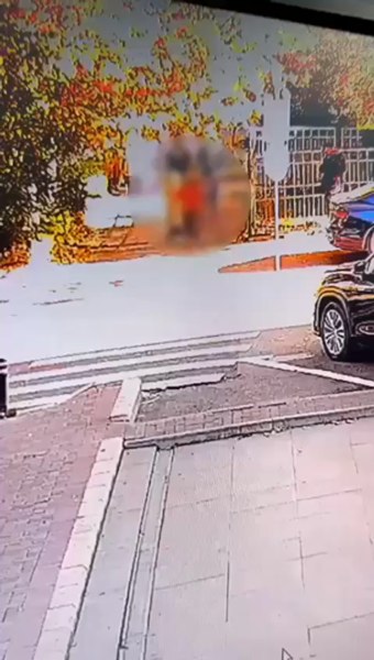 Pensionară jefuită în plină stradă de un bărbat și o femeie. Imagini cu hoții în acțiune