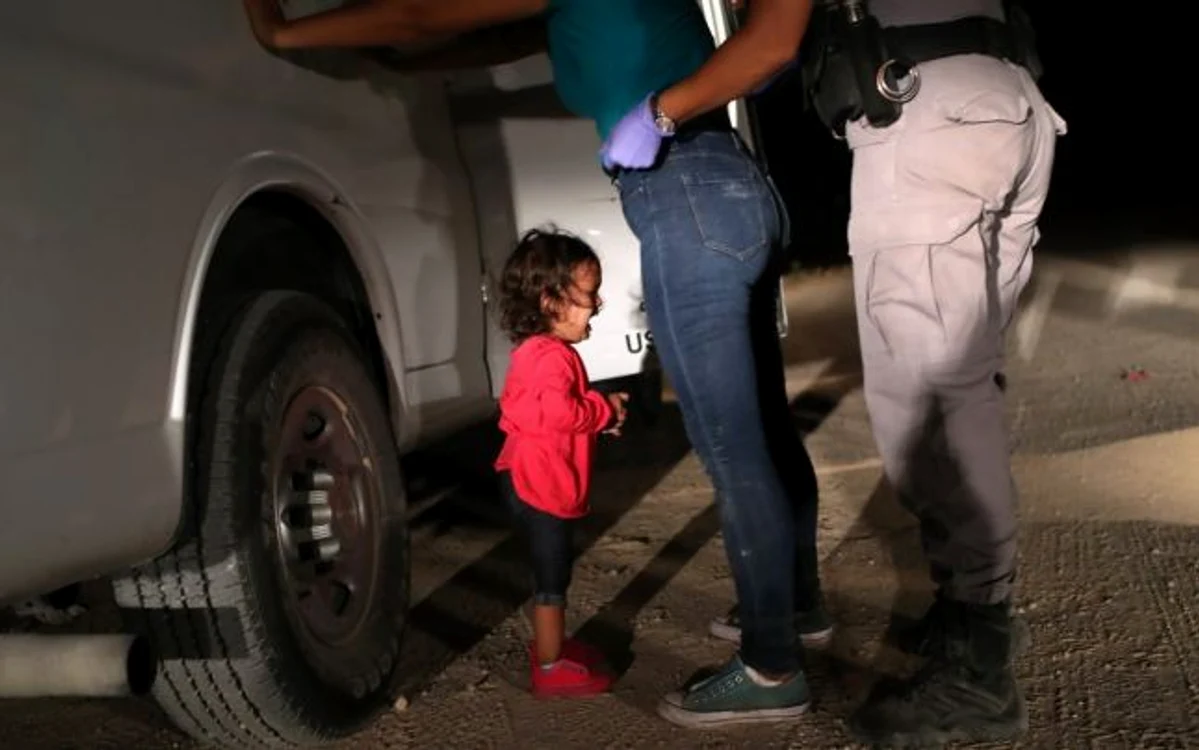 Yanela Sanchez, în lacrimi în timp ce mama ei era percheziţionată de un agent federal american FOTO Guliver/ Getty Images/ John Moor