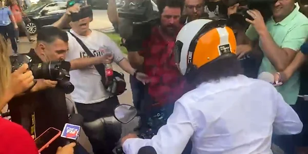 Mihai Pascu intra cu scuterul in jurnalisti FOTO Captura video jpg
