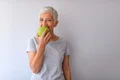 femeie care mănâncă sănătos  foto   Shutterstock jpg