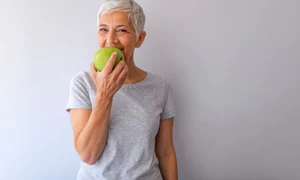 femeie care mănâncă sănătos foto Shutterstock jpg