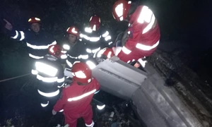 accident slatina masina rasturnata canal deversare 12 noiembrie 2025   foto ISU Olt (2) jpeg