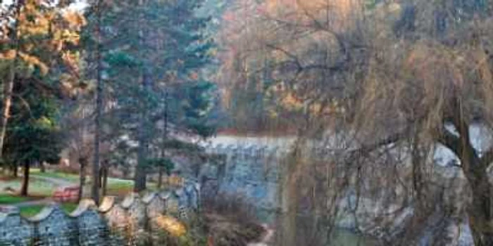 Parc suspendat  între două poduri peste râul Olăneşti