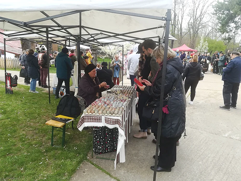 Îşi vinde ouăle superbe  la Muzeul Satului