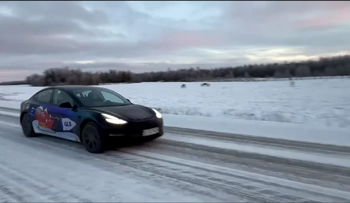 Mașină electrică pe zăpadă