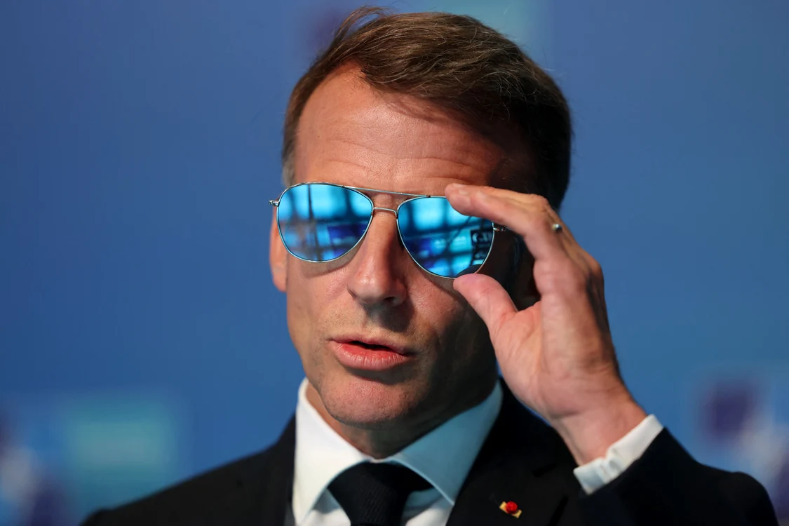 Emmanuel Macron cu ochelari de soare