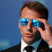 Emmanuel Macron cu ochelari de soare la Summitul NATO FOTO AFP