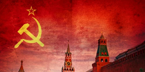 piața rosie si kremlinul cu secera si ciocanul pe fundal rosu foto shutterstock 2238056961 jpg