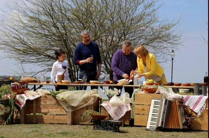 1 monica davidescu aurelian temisan dora mircea dinescu poilitica si delicateturi de florii 4 jpg jpeg