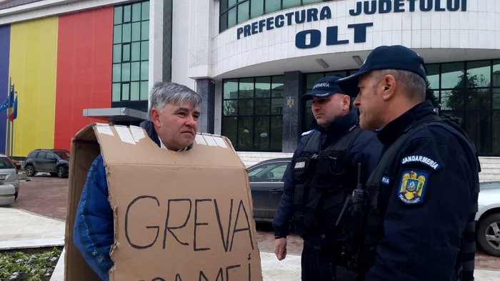 Grevistul spune că a făcut reclamaţie la poliţie, dar că nu este luat în seamă FOTO: Alina Mitran