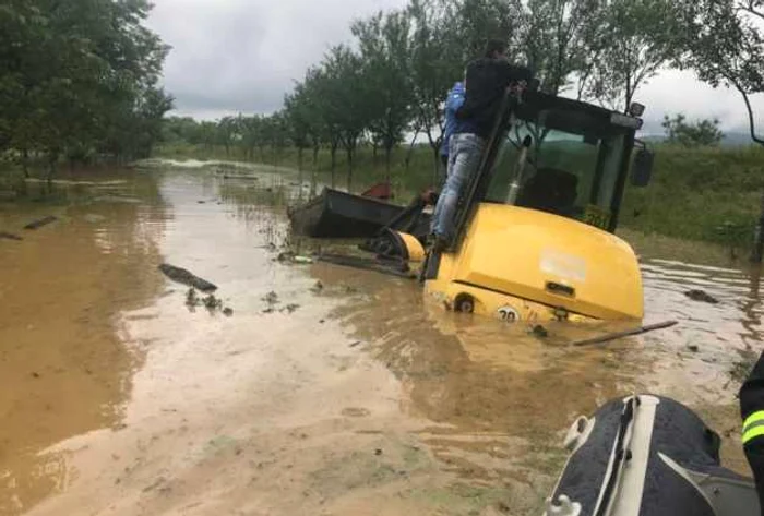 O viitură a afectat puternic localitatea Fârdea din judeţul Timiş FOTO ISU
