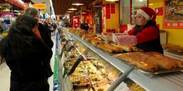 Oamenii trec pe la fiecare raft al magazinelor foto: Arhivă