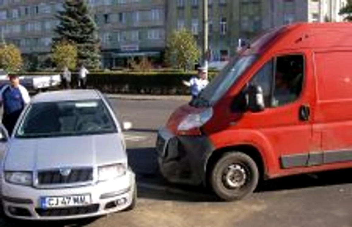 Două maşini s-au ciocnit în Piaţa Abator