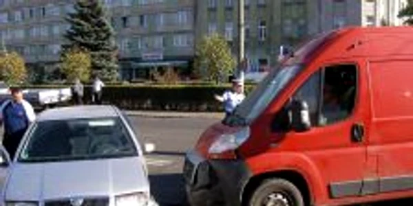 Două maşini s-au ciocnit în Piaţa Abator