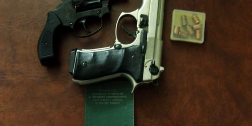 Deţinătorii de arme au fost controlaţi