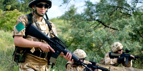 femeie soldat shutterstock