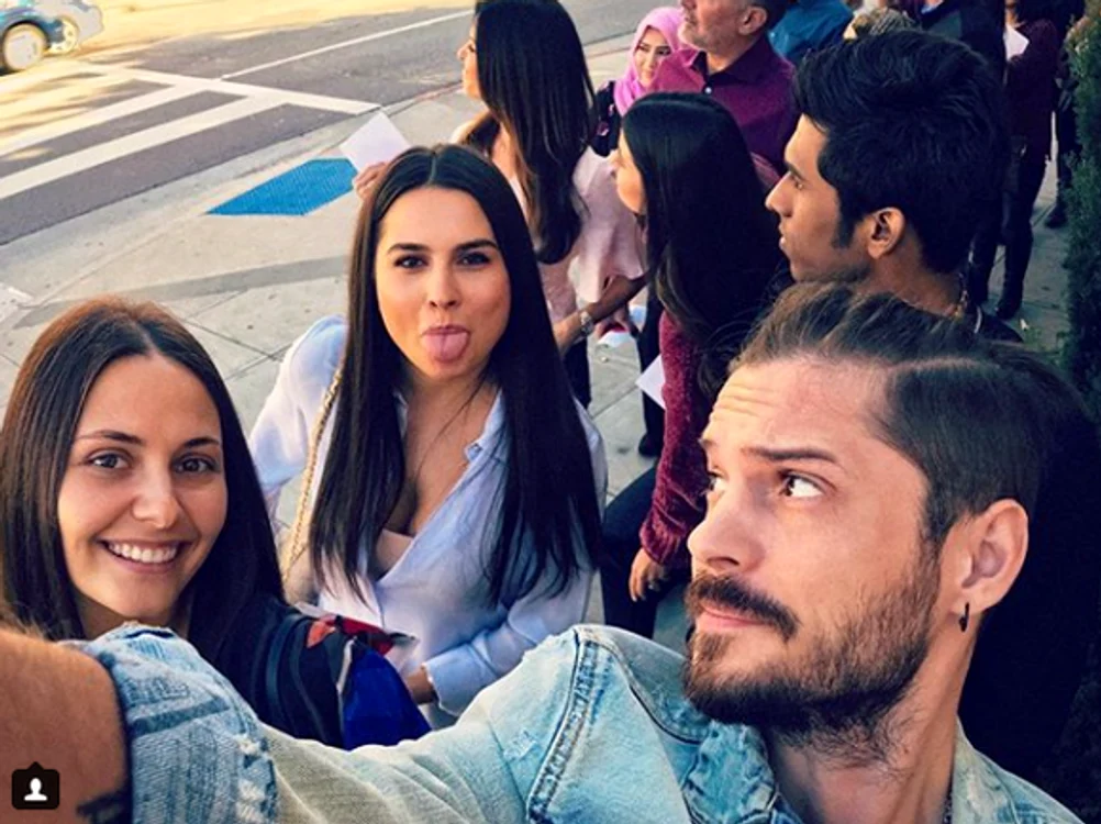Alex Maţaev se distrează alături de un grup de prieteni şi de iubita sa, fiica şefului PSD, Alexandra (stânga jos)
