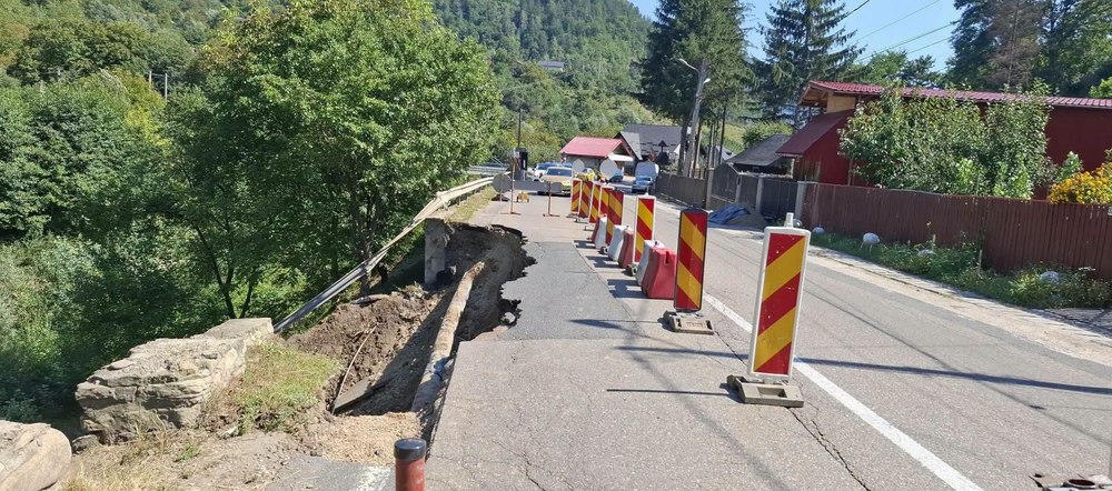 O porţiune din DN 10, drumul care leagă Buzăul de Brașov, s-a prăbușit după spargerea unei conducte de apă. Trafic restricționat