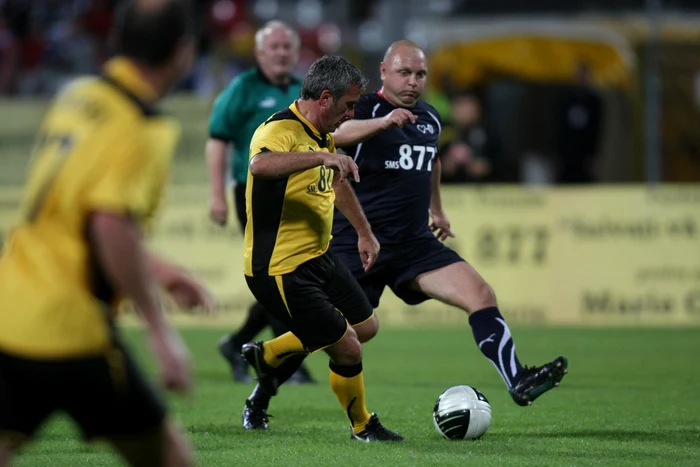 
    Valentin Savadosi, într-un duel cu Gheorghe Hagi  