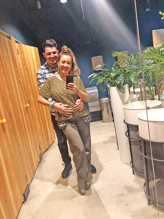 Ovi, iubitul  Larisei, este  fotbalist şi e mai  tânăr cu 15 ani