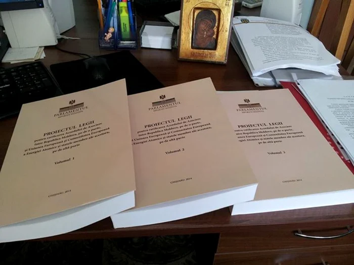 Cele trei volume ale Acordului de Asociere Republica Moldova-UE. FOTO Valeriu Munteanu// Facebook