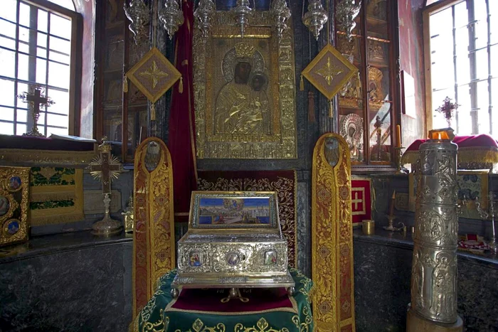 
    Brâul MaiciiDomnului va fi adus la Biserica Sfânta Cuvioasa Parascheva din Pipera de la Mânăstirea Vatoped de pe Muntele Athos  