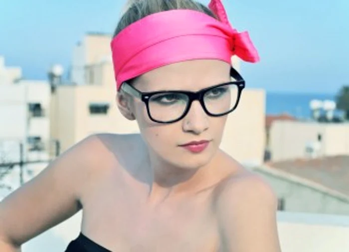 Poartă cu încredere o bentiţă cu flori mici, în tonuri neutre sau colorate