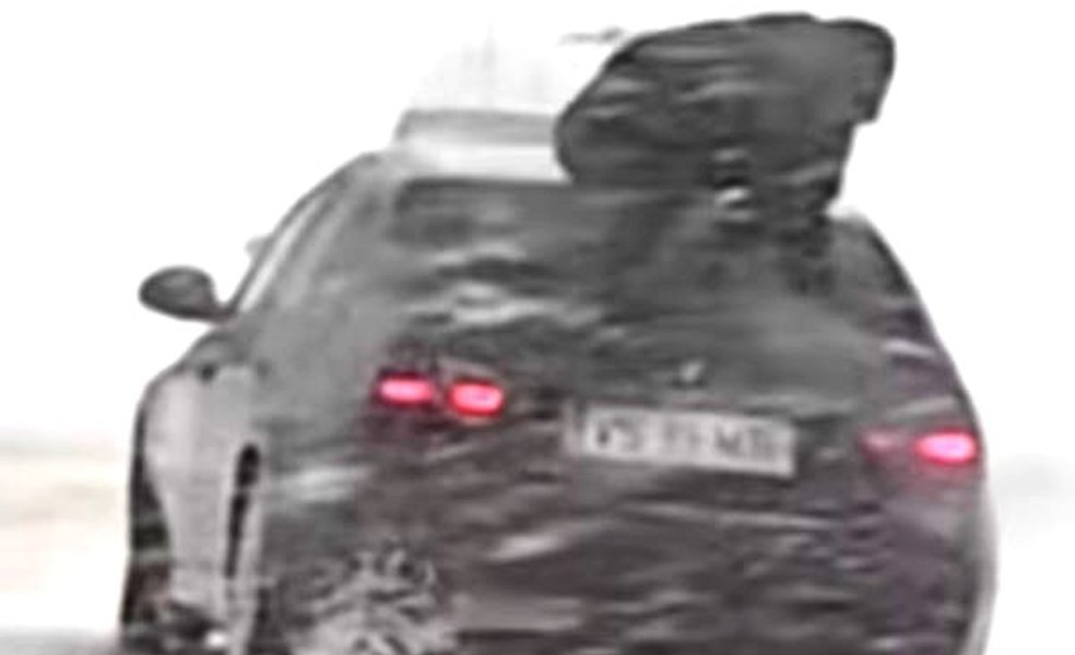 Ce a făcut un șofer fără cauciucuri de iarnă când mașina a început să patineze pe zăpadă. Imaginile sunt virale, poliția s-a autosesizat VIDEO
