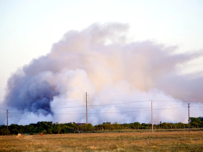 Fumul dens ameninţă oraşul. Foto: Redeşteptarea