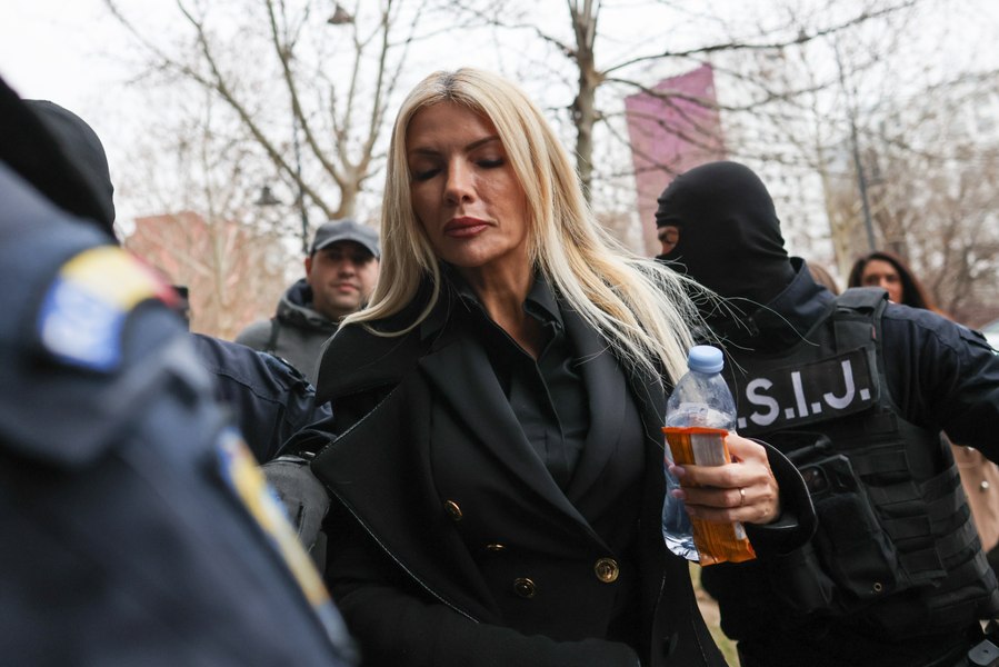 Laura Vicol, liberă după expirarea ordonanței de reținere: „Și acum 10 ani am fost adusă cu catușe la mâini”. Judecătorii au amânat decizia   