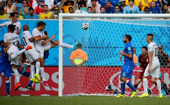 
    Faza golului marcat de Godin  