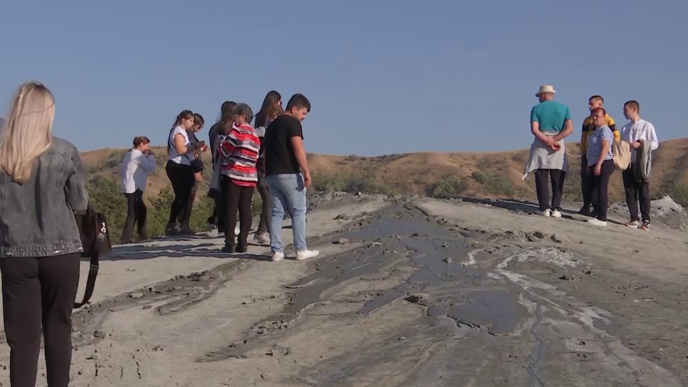 Asalt al turiștilor la Vulcanii Noroioși. Scoși din case de căldura nefirească din aceste zile VIDEO