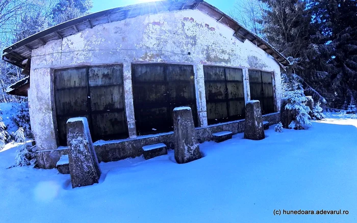 Fost depozit de rachete. Vadu Dobrii, Hunedoara. Foto: Daniel Guță