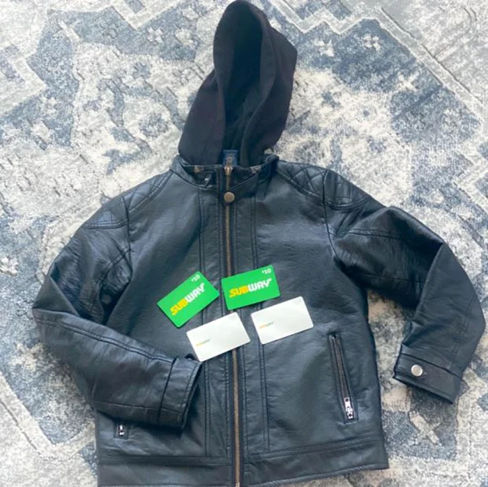 A găsit mai multe carduri cadou de la Subway / foto: Reddit