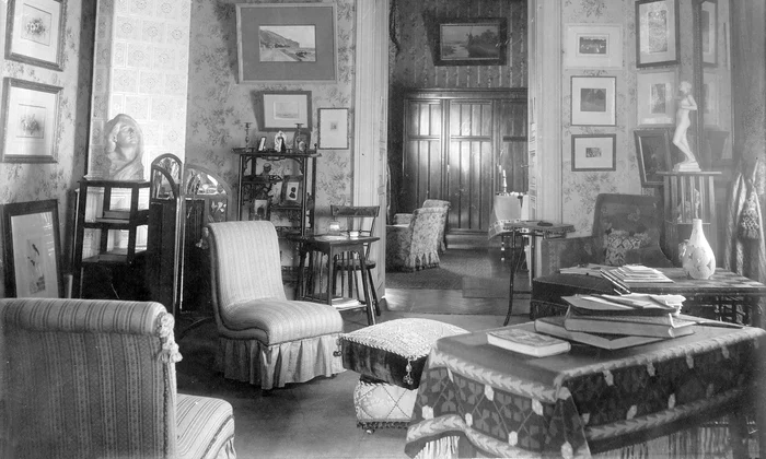 Salon din reședința lui Emanoil Porumbaru din str. Piața Amzei nr.4, ante 1914. Fotografia face parte din patrimoniul Muzeului Municipiului București, Colecția Fotografii.
