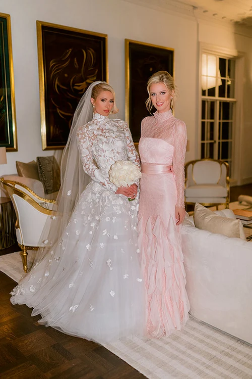 
    Nicky Hilton,  sora miresei,  a fost domnișoară  de onoare  